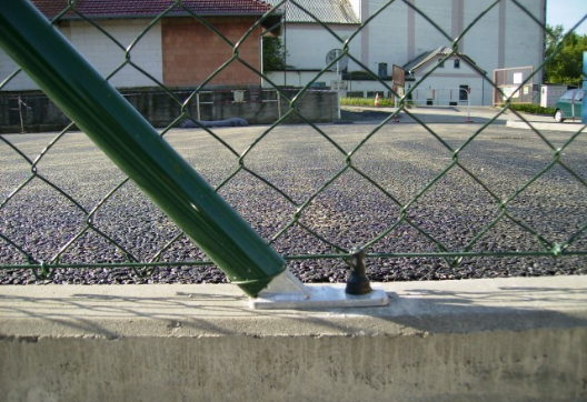 Jak namontovat plotové sloupky na patky