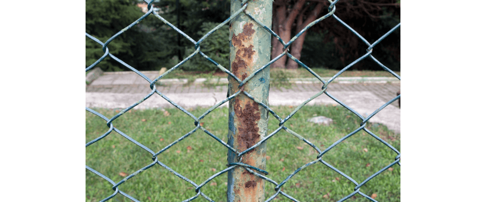 starý drátěný plot 