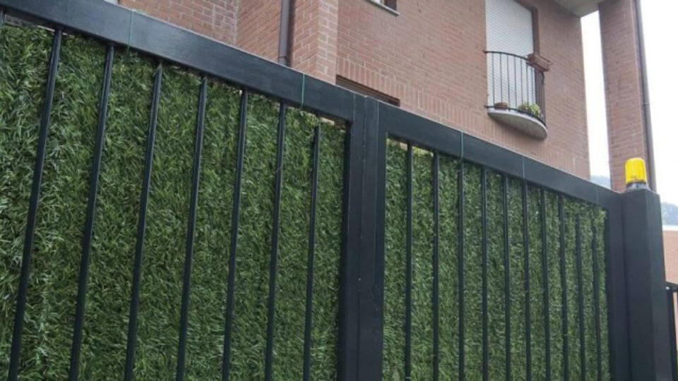 umělý živý plot jako alternativa rostlých plotů