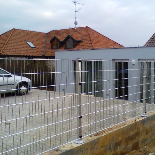 Panel 2D pozinkovaný se hojně využívá jako pevný plot kolem domu