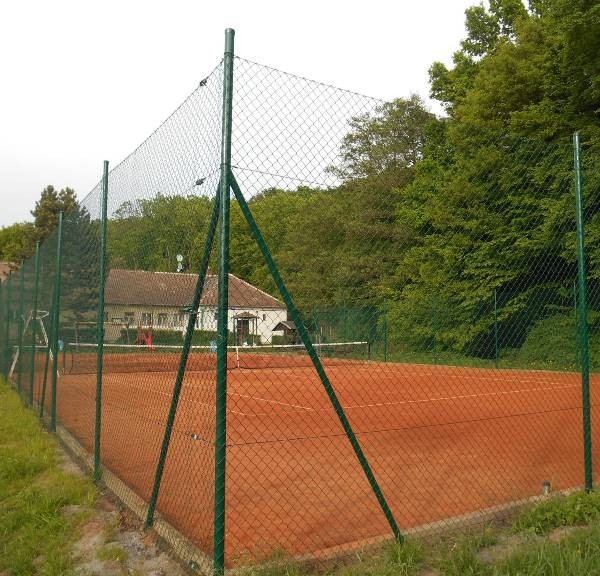 Plotový sloup se vzpěrami v zelené barvě - oplocení tenisového hřiště