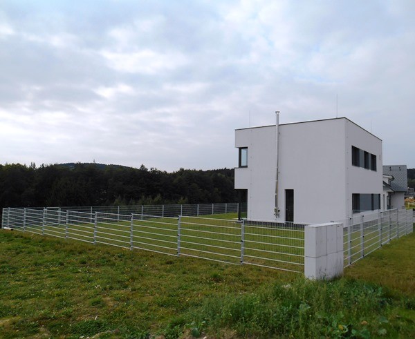 Moderní plot kolem domu vytvořený ze zinkového panelu 2D