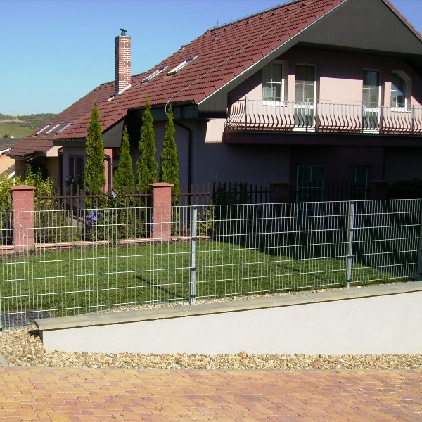 Moderní plot kolem rodinného domu vytvořený z panelů 2D ZN instalovaných na čtvercové sloupky 60x60 mm