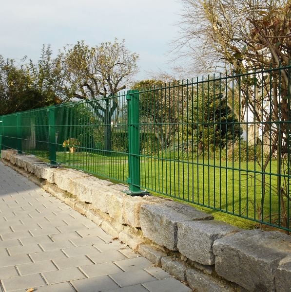 Sloupek s patkou 60x60 a zelený PVC panelový plot