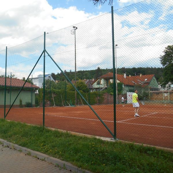 Zelené vzpěry k čtyřhrannému oplocení tenisového hřiště